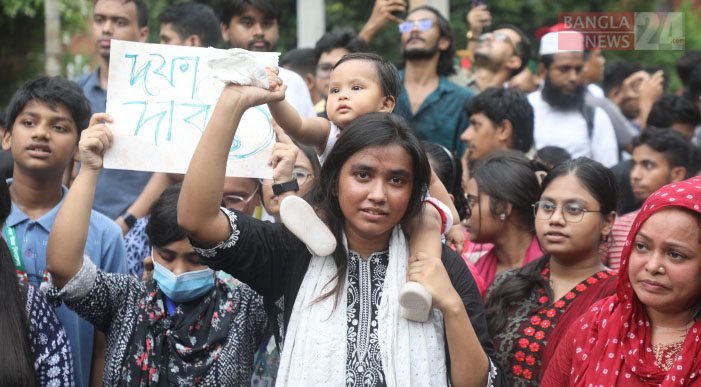 ভয় ভেঙে শহীদ মিনার চত্বরে শিশু কাঁধে নারী